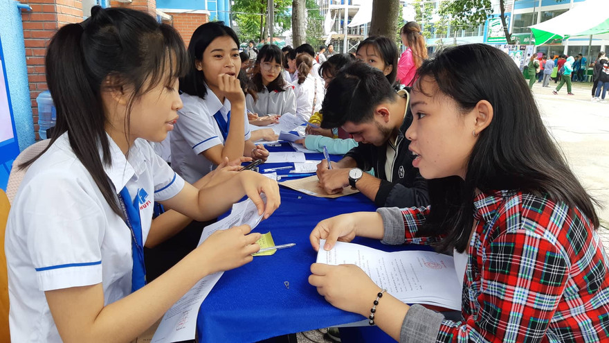 Thí sinh nộp hồ sơ nhập học vào trường ĐH Công nghiệp thực phẩm TPHCM năm học 2018