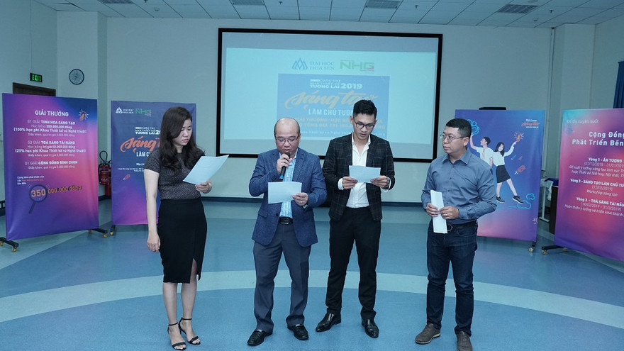 Ban tổ chức cuộc thi đọc đề thi Nhà thiết kế tương lai 2019