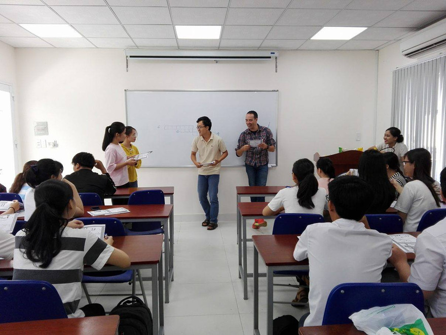 Sinh viên được học cả 4 kỹ năng gồm nghe, nói, đọc, viết song lúc đi thi, kiểm tra thì lại làm bài trên máy tính nên chỉ sử dụng kỹ năng đọc và viết là chủ yếu. Ảnh minh họa