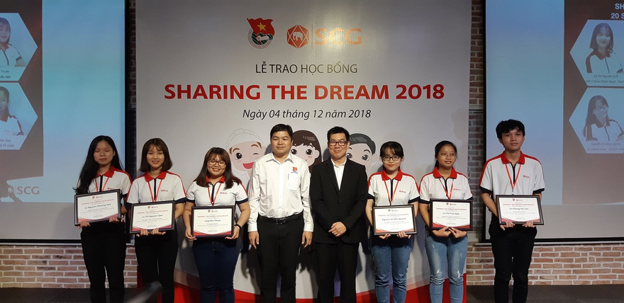 Trao 20 suất học bổng bảo trợ toàn phần cho sinh viên