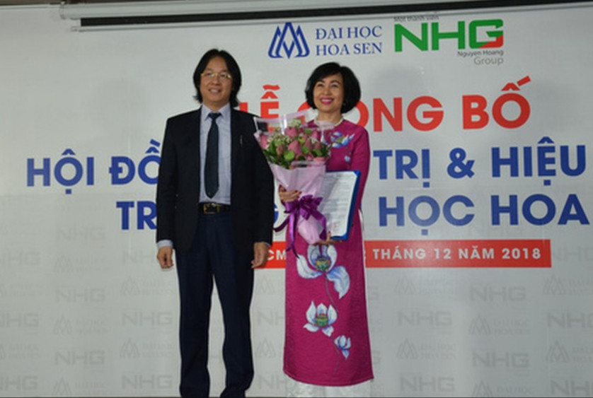 Ông Hoàng Quốc Việt, Chủ tịch tập đoàn Nguyễn Hoàng tặng hoa cho GS Mai Hồng Quỳ, hiệu trưởng ĐH Hoa Sen