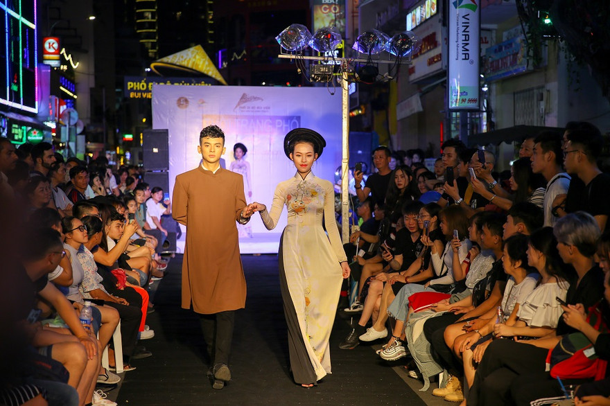 Ngắm TOP 20 Miss Hutech trình diễn áo dài trên Phố đi bộ Bùi Viện