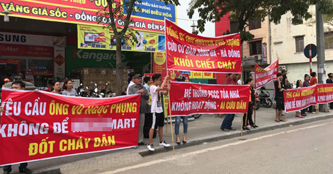 Hàng loạt chung cư Hà Nội “nổi sóng” căng băng rôn sau vụ cháy Carina 