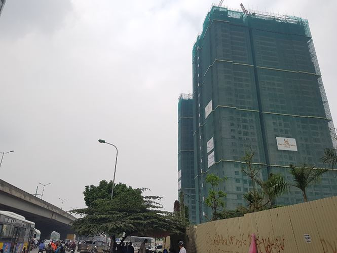 Theo quy hoạch nút Trung Hòa (giao giữa đường Khuất Duy Tiến và Trần Duy Hưng) điểm nhấn là tổ hợp cụm công trình cao tầng 40-50 tầng. Thực tế hiện nay khu vực đã mọc lên những tòa chung cư của Tân Hoàng Minh cao từ 36-46 tầng. 