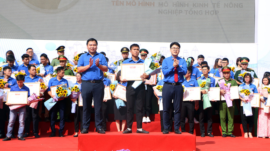 Nhiều cá nhân, tập thể được khen thưởng.