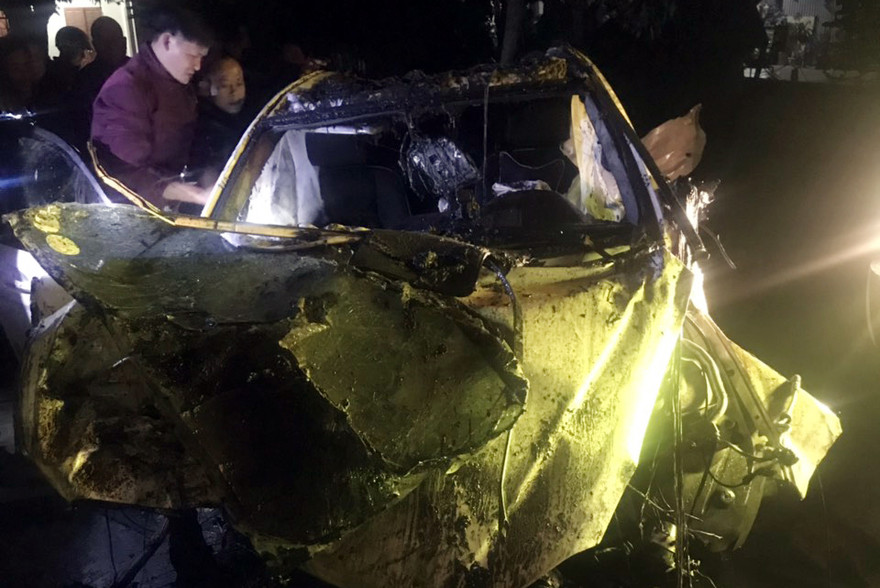 Mercedes lao xuống kênh, nam tài xế tử vong