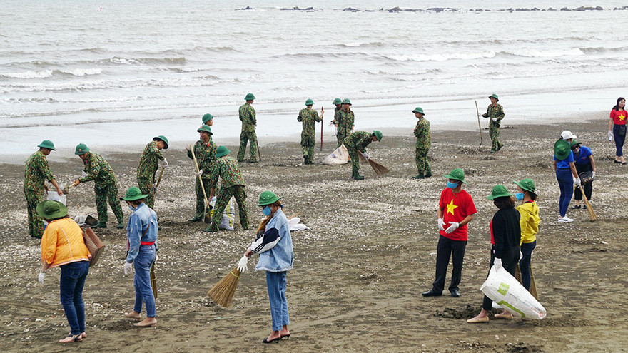 Chung tay làm sạch bãi biển Đồ Sơn, trao tặng khu vui chơi thiếu nhi