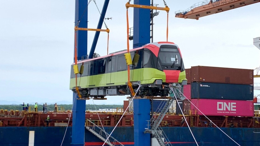 Cận cảnh tàu đường sắt Nhổn - ga Hà Nội cập cảng ở Hải Phòng