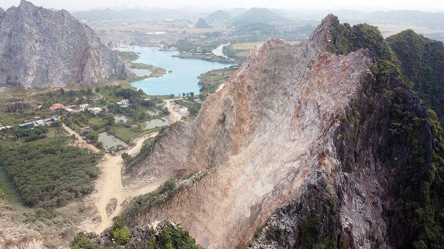 Cận cảnh 'bão bụi' bủa vây dân làng do nổ mìn phá đá ở Hải Phòng
