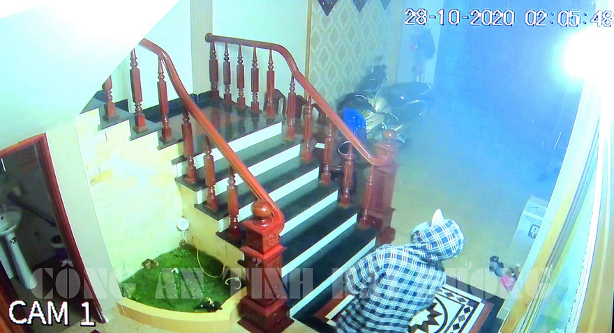 Hình ảnh đối tượng Hưng đột nhập nhà dân trộm cắp tài sản. Ảnh: CAHD