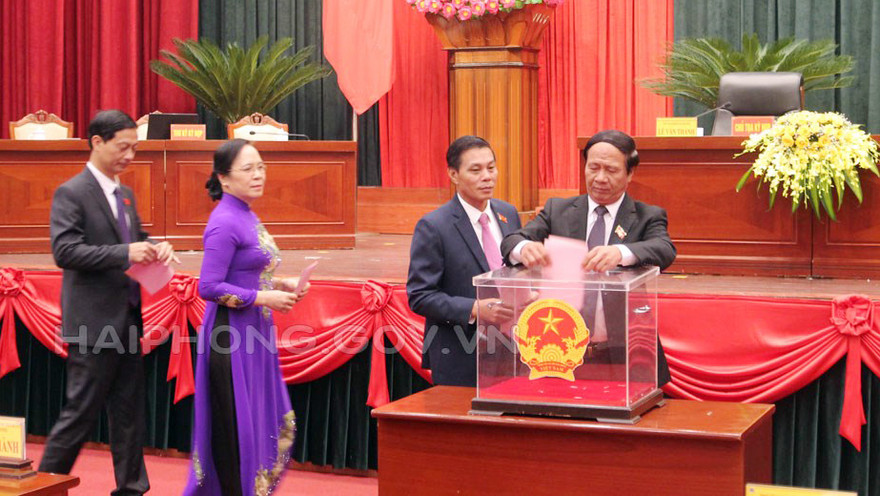 Các đại tham gia biểu bỏ phiếu trong Kỳ họp thứ 15 HĐND thành phố Hải Phòng.