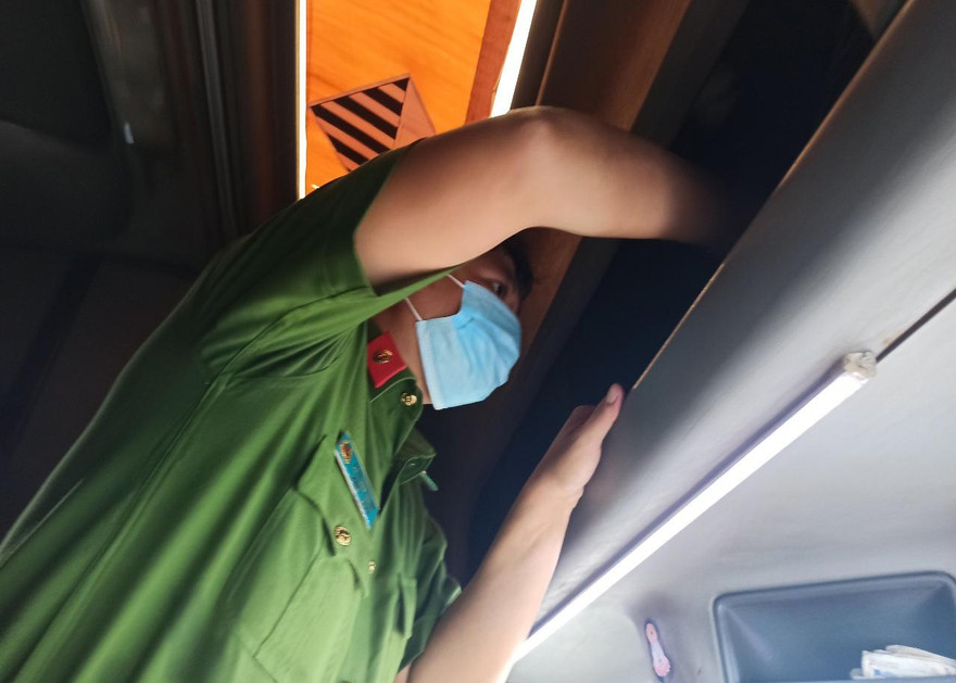 Công an kiểm tra phương tiện của tài xế C.M.