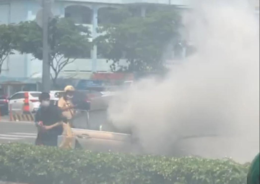 Xe ô tô bốc khói nghi ngút khi đang chạy.