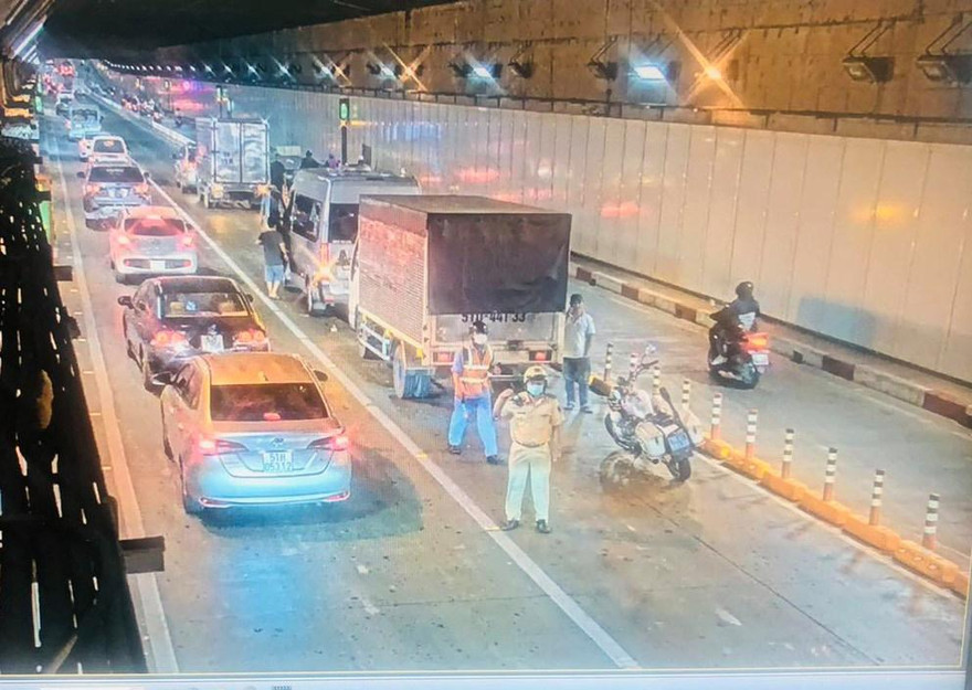 Lực lượng chức năng xử lý vụ việc.