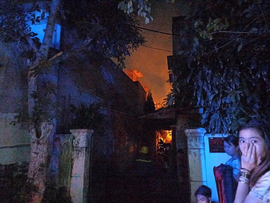 Ngọn lửa bốc cháy đỏ rực.