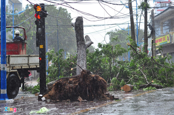 Do ảnh hưởng của bão số 9, tại Vũng Tàu có mưa lớn, gió giật mạnh khiến các phương tiện giao thông khó di chuyển (Ảnh: Zing.vn)