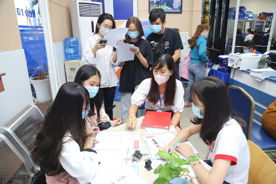 Thí sinh nghe tư vấn tuyển sinh tại một trường đại học