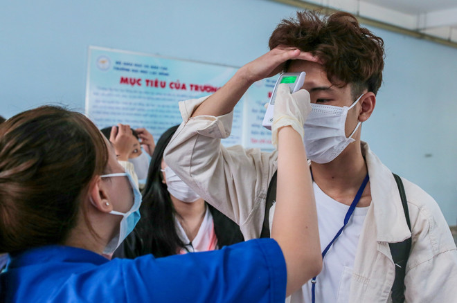 Sinh viên được đo thân nhiệt trước khi vào trường