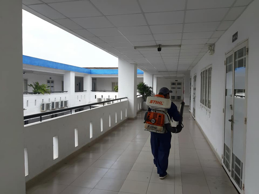 Phun thuốc khử trùng tại Trường ĐH Mở TPHCM