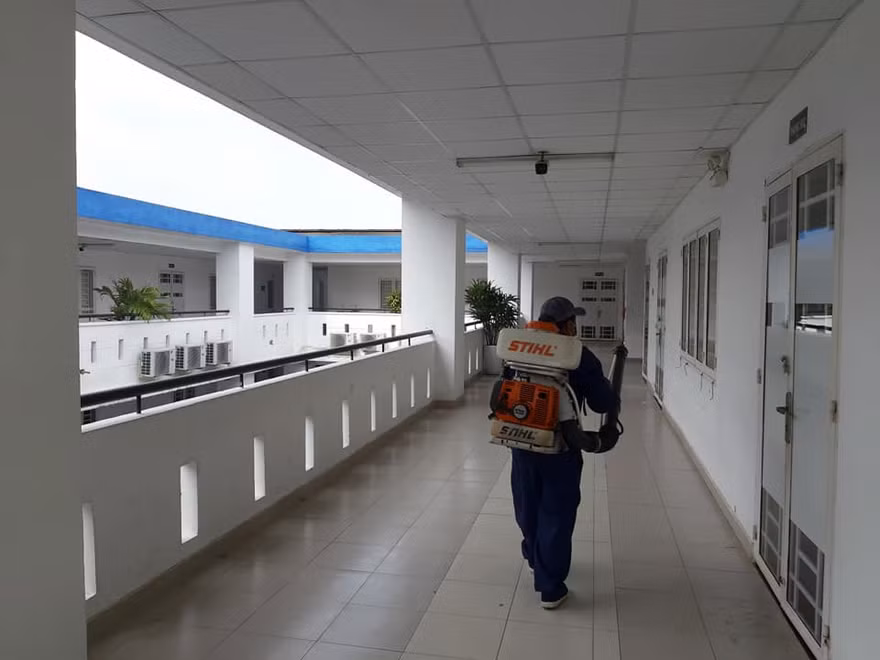 Phun thuốc khử trùng tại Trường ĐH Mở TPHCM