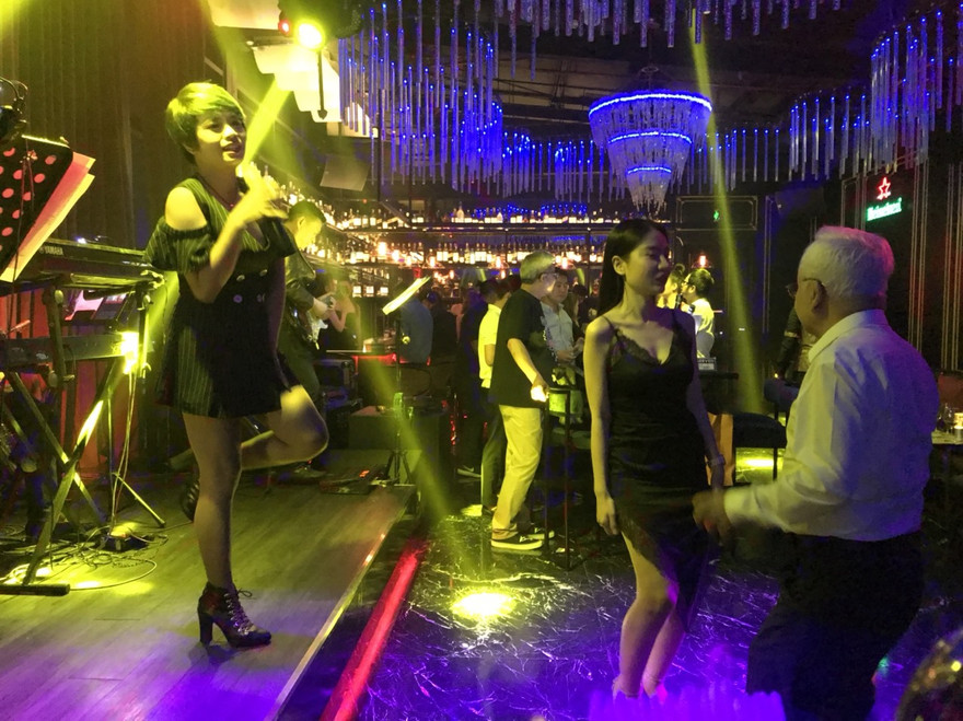 TPHCM đề xuất hỗ trợ nhân viên quán bar, karaoke, massage do ảnh hưởng của dịch COVID-19