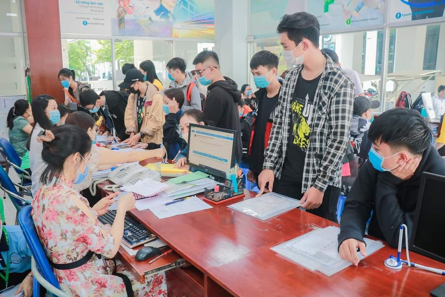 Thí sinh bắt đầu nộp hồ sơ, nhập học