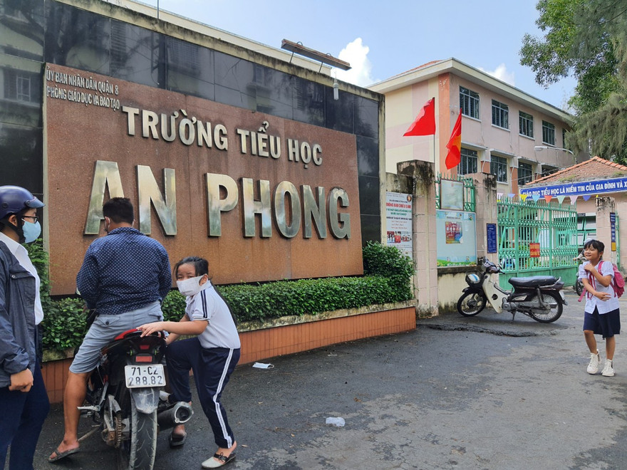 Trường Tiểu học An Phong, quận 8 TPHCM gây hiểu lầm phụ huynh khi có bộ SGK lớp 1 với giá 800 ngàn đồng