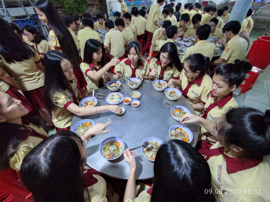 Thí sinh ăn sáng trước khi đi thi