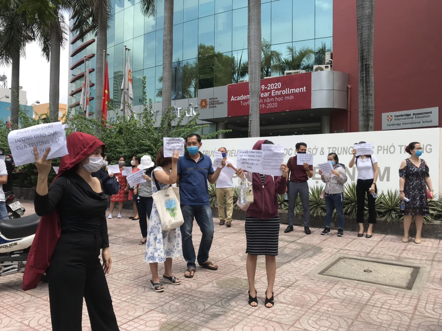 Phụ huynh VAS kéo nhau đến trường phản ứng học phí