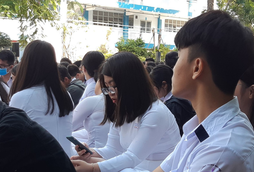 Dùng điện thoại trong lớp học, nên hay không nên?