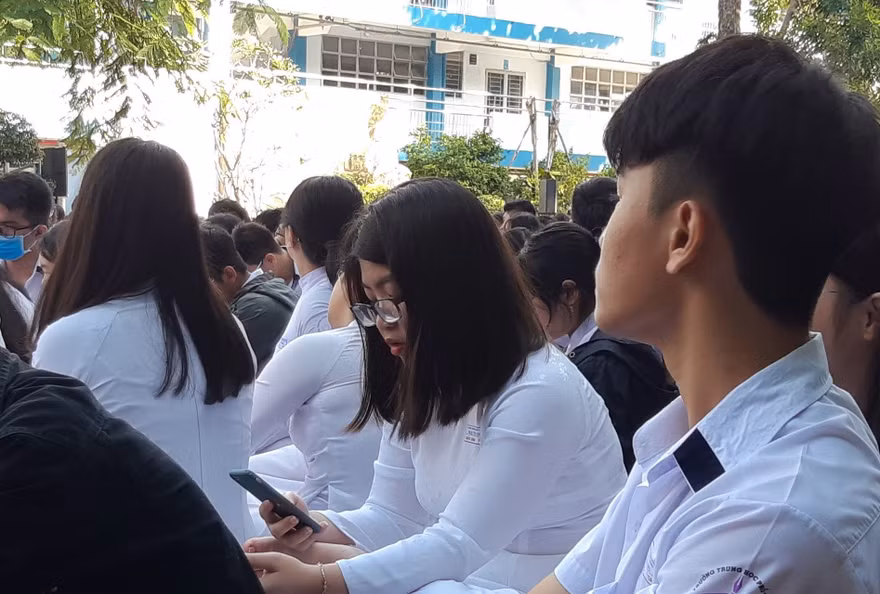Tranh cãi quanh chuyện cho học sinh sử dụng điện thoại trong giờ học