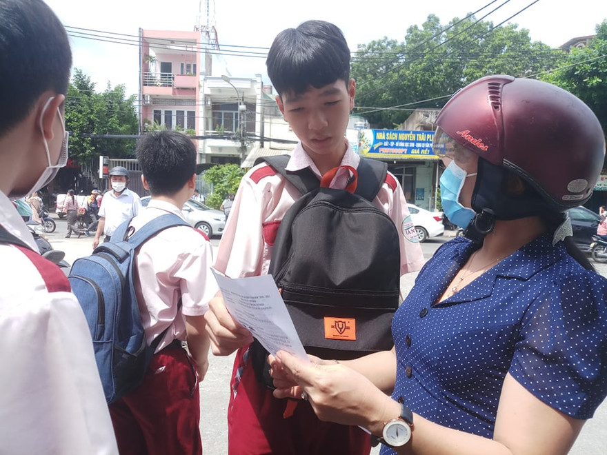 Thí sinh thi vào lớp 10 TPHCM trao đổi bài thi với giáo viên sau môn thi Toán 