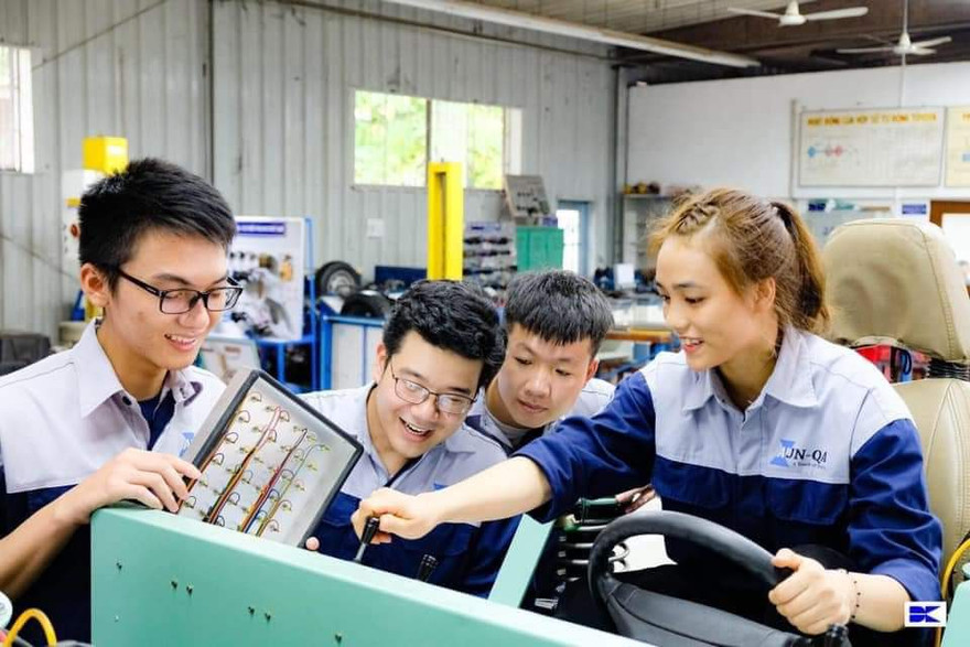 Sinh viên Trường ĐH Sư phạm Kỹ thuật TPHCM trong giờ học thực hành