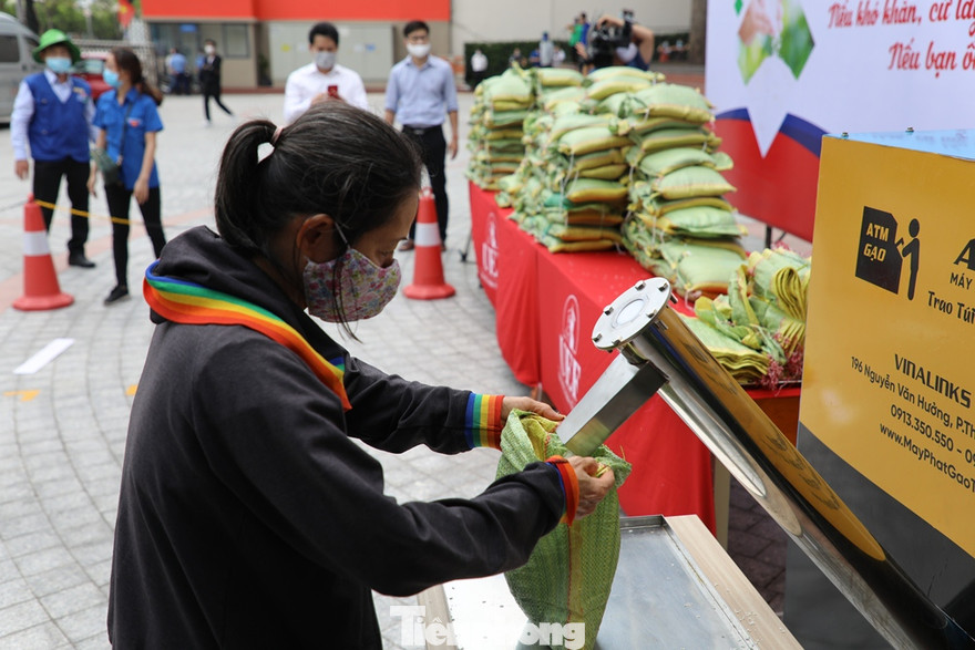 Người dân nhận gạo tại "ATM gạo" đặt ở trường UEF 