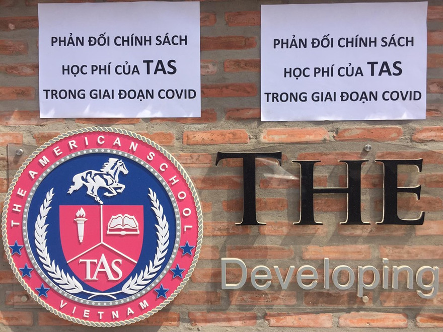 Các tờ rơi phản đối do phụ huynh dán vào chiều 11/5