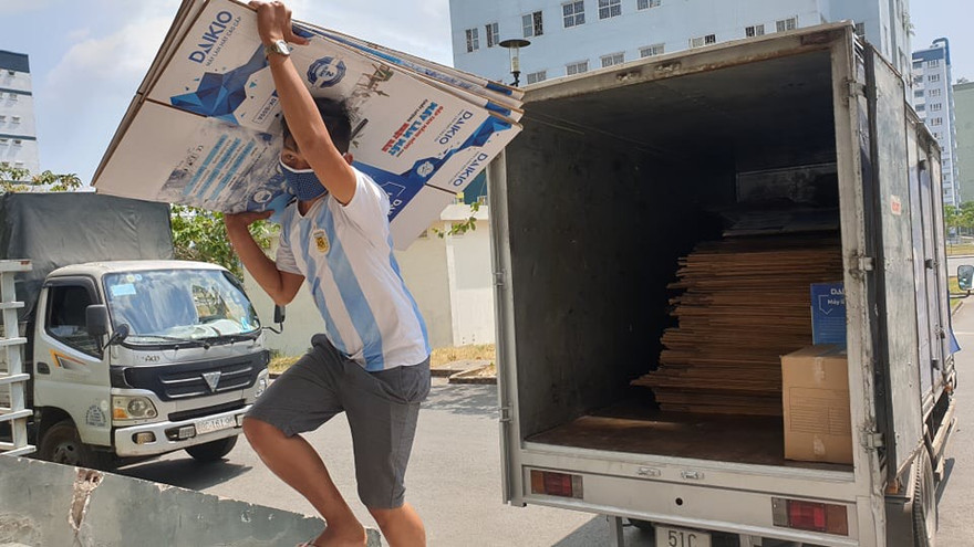 Các nhà hảo tâm, doanh nghiệp vận chuyên thùng carton đến quy góp cho khu cách ly KTX ĐHQG TPHCM