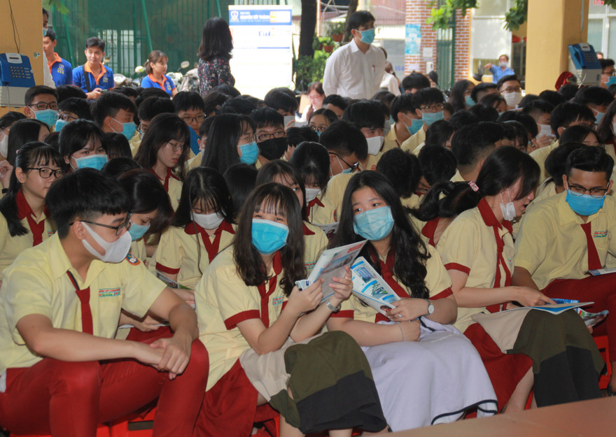 Việc đeo khẩu trang trong thời gian dài khiến học sinh mệt mỏi