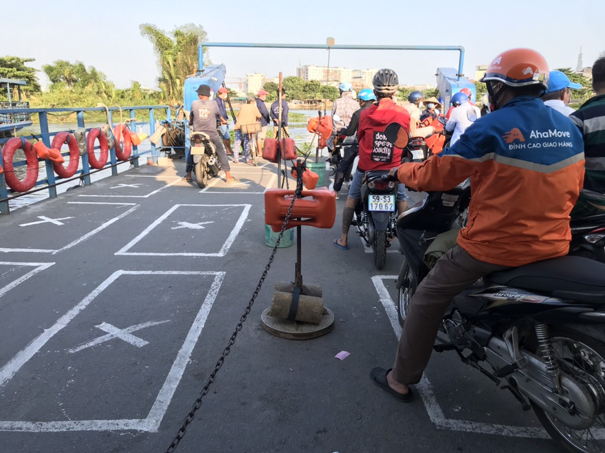 Bến phà An Phú Đông kẻ ô trên mặt phà, mỗi ô cách nhau 2m và yêu cầu người đi phà đứng đúng vị trí đã vẽ.