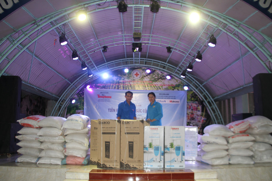 BTC chương trình "Tiền Phong tiếp sức cộng đồng" trao quà cho Trung tâm nhân đạo Quê Hương