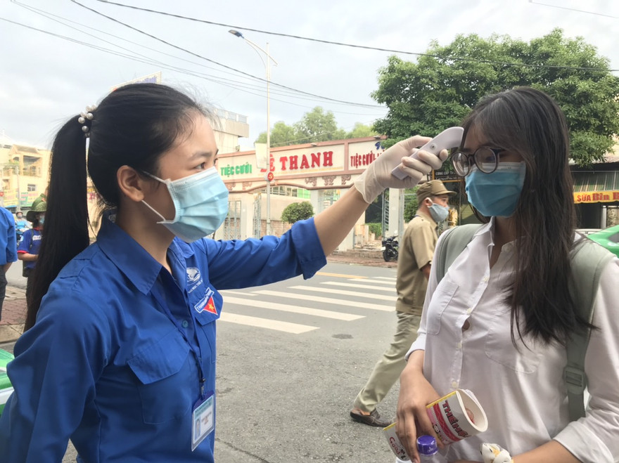  Thi sinh được đo thân nhiệt trước khi vào điểm thi