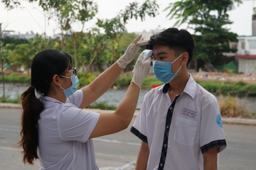 Học sinh được đo thân nhiệt ngay từ cổng trường