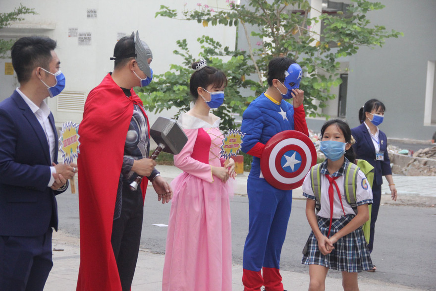 Thầy cô giáo hóa siêu anh hùng, nàng Bạch Tuyết đón học sinh trở lại trường