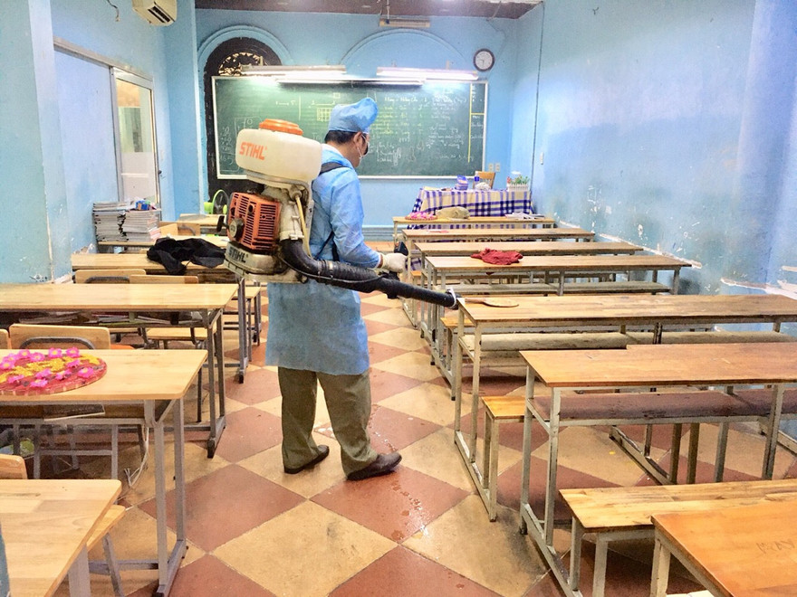 Phun thuốc khử trùng lớp học tại TPHCM