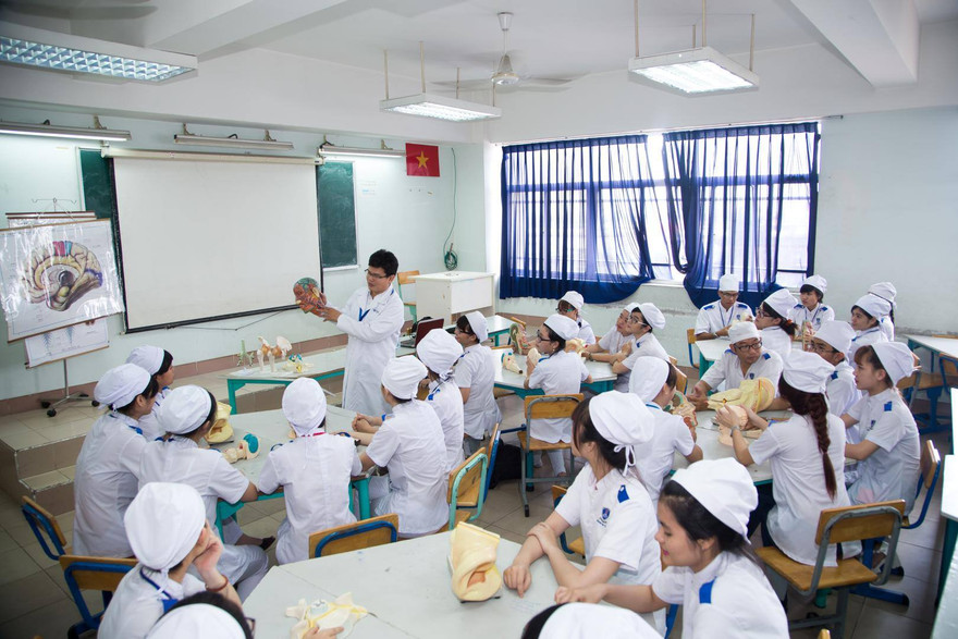 Sinh viên ngành y Trường ĐH Nguyễn Tất Thành trong một buổi học