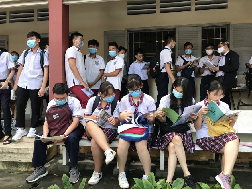 Thí sinh miệt mài ôn bài trước giờ G