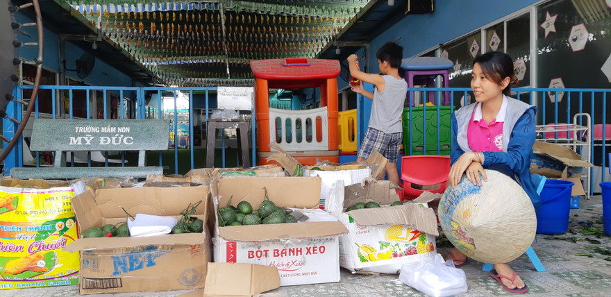 Cô giáo bán cam để mưu sinh mùa dịch