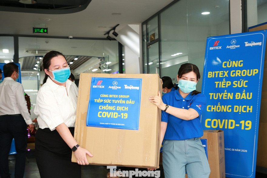 Cán bộ, nhân viên Tập đoàn BITEX vận chuyển hàng chuyển đi Đà Nẵng- Quảng Nam