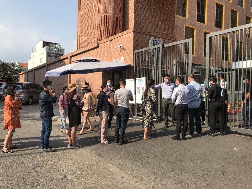 Các phụ huynh đến trường EMASI gửi Thư kiến nghị chiều 5/5