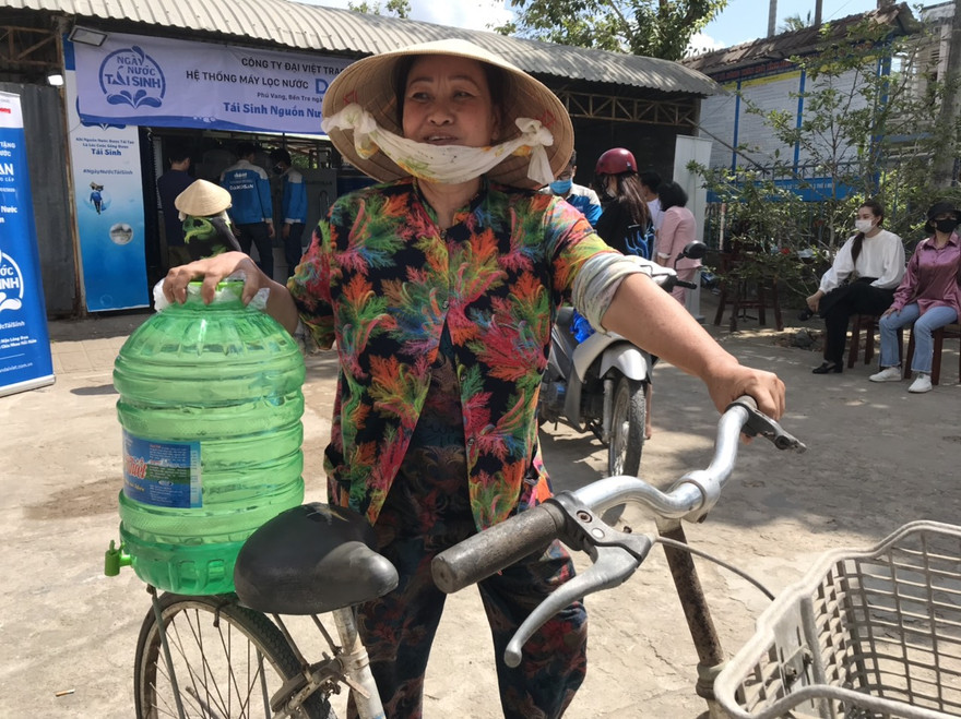 Người dân xã Phú Vang, huyện Bình Đại, tỉnh Bến Tre vui sướng khi có nước sạch miễn phí từ chương trình "Ngày nước tái sinh"