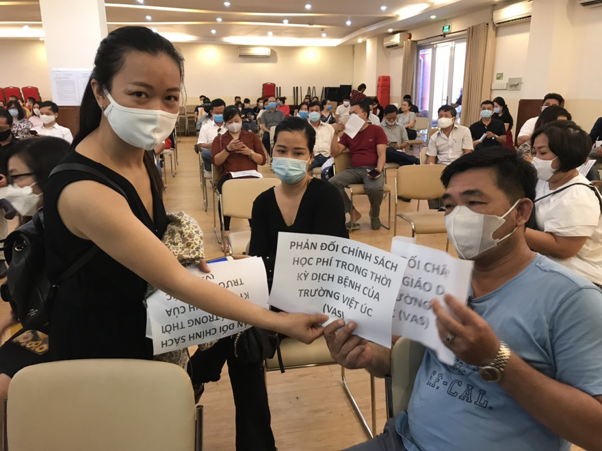 Phụ huynh đến trường phản đối chính sách của VAS ngày 5/5